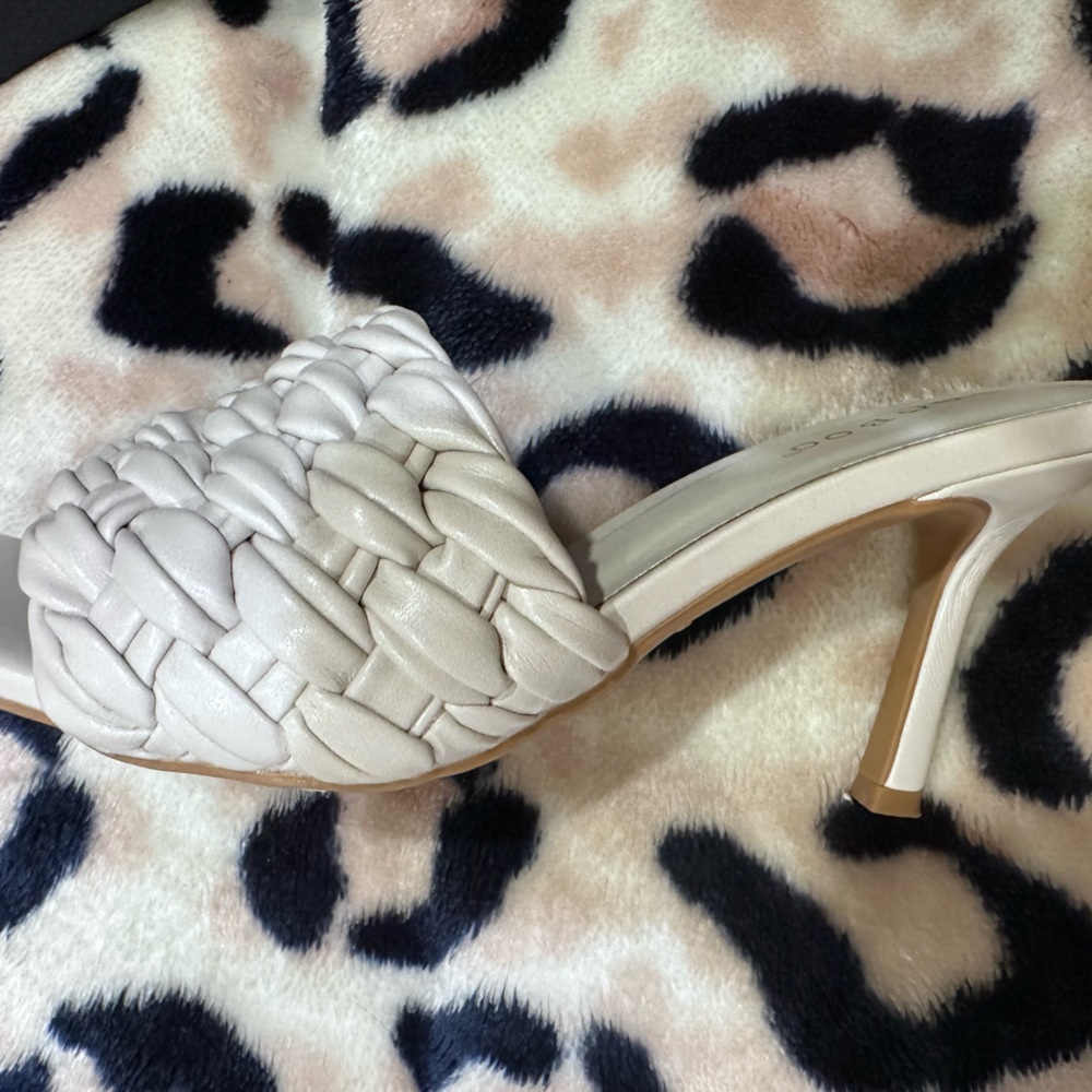 Bamboo light cream color size 7